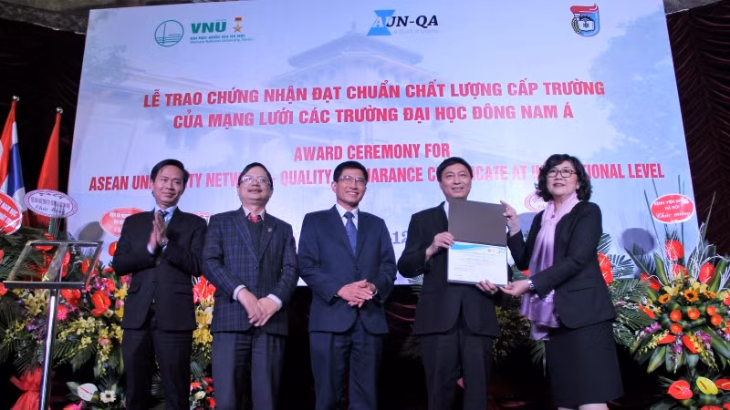 Đại diện Trường ĐHKHTN, ĐHQG Hà Nội nhận chứng nhận từ AUN.