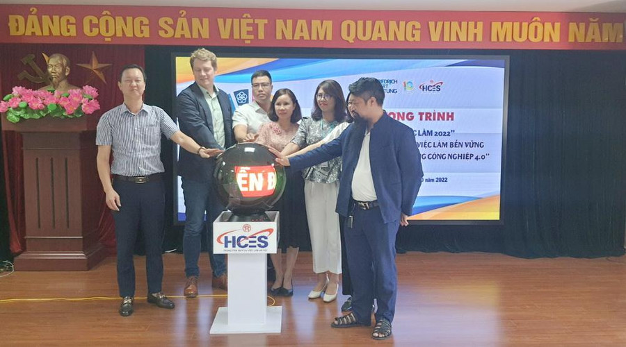 Các đại biểu nhấn chuông khai mạc "Ngày hội việc làm 2022". Các đại biểu nhấn chuông khai mạc "Ngày hội việc làm 2022".