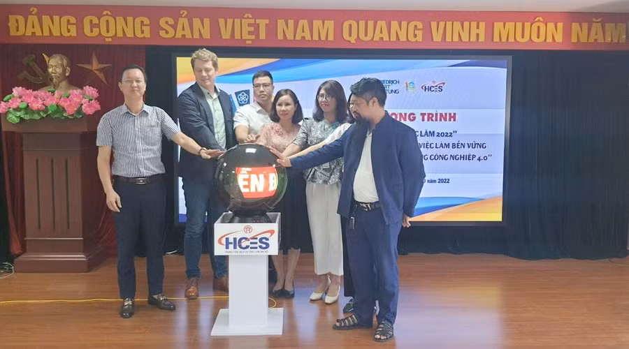 Các đại biểu nhấn chuông khai mạc "Ngày hội việc làm 2022".