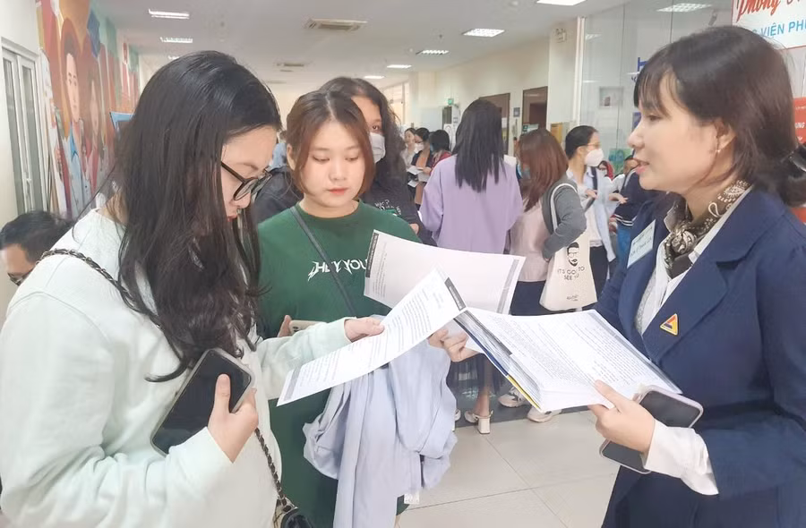 Tân sinh viên Nguyễn Thu An (ngoài cùng bên trái) được tư vấn, giới thiệu việc làm.