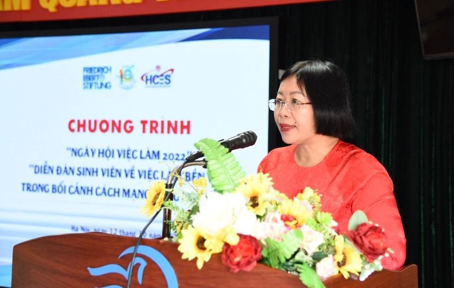 Phó Giám đốc Học viện Phụ nữ Việt Nam TS. Dương Kim Anh phát biểu tại “Ngày hội việc làm 2022” và “Diễn đàn sinh viên về việc làm bền vững trong bối cảnh cách mạng công nghiệp 4.0”. Phó Giám đốc Học viện Phụ nữ Việt Nam TS. Dương Kim Anh phát biểu tại “Ngày hội việc làm 2022” và “Diễn đàn sinh viên về việc làm bền vững trong bối cảnh cách mạng công nghiệp 4.0”.
