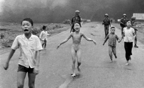 Bức ảnh "Vietnam Napalm Girl" gây chấn động trên toàn thế giới.