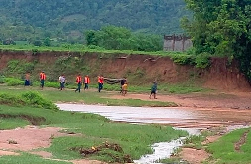 Lực lượng chức năng tìm thấy thi thể nạn nhân.