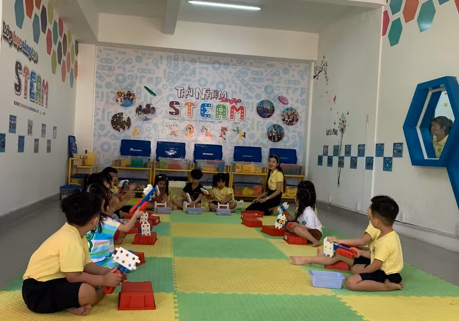 Giáo viên tích cực nhập cuộc với tinh thần trách nhiệm cao.