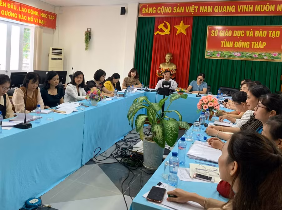 Các cán bộ quản lý và giáo viên mầm non Đồng Tháp thử nghiệm Chương trình Giáo dục mầm non mới.