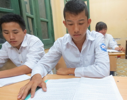 Lý A Của đang miệt mài ôn thi tốt nghiệp ở "lớp học ban đêm" cùng các bạn. Lý A Của đang miệt mài ôn thi tốt nghiệp ở "lớp học ban đêm" cùng các bạn.