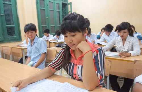 Lý Thị Loan tâm sự: Lớp học đặc biệt này đã tạo động lực để chúng em thi đua trong học tập. Lý Thị Loan tâm sự: Lớp học đặc biệt này đã tạo động lực để chúng em thi đua trong học tập.