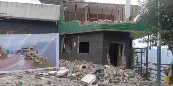 Sau nhiều ý kiến trái chiều, UBND tỉnh Hà Giang đã quyết cải tạo công trình thành điểm dừng chân nhưng hầu như giữ nguyên kết cấu của công trình nhiều tầng này, chỉ đập bỏ một tầng nổi trên mặt đất.