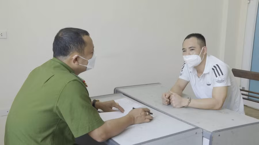 Cơ quan công an làm việc với 1 trong số các đối tượng bị bắt.