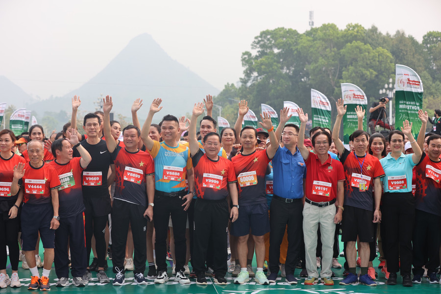 Chủ tịch UBND tỉnh Lai Châu Trần Tiến Dũng cũng tham gia Tiền Phong Marathon 2023. Chủ tịch UBND tỉnh Lai Châu Trần Tiến Dũng cũng tham gia Tiền Phong Marathon 2023.