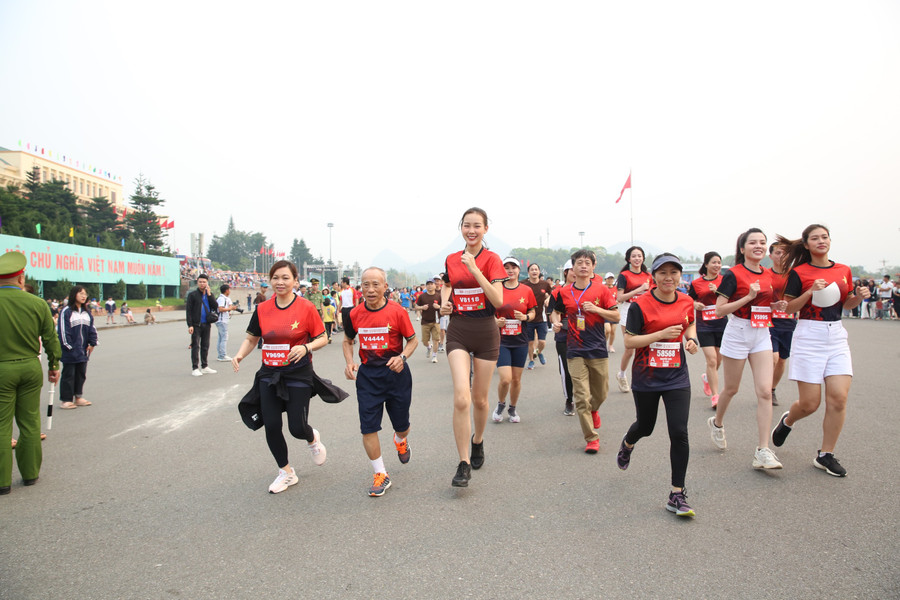 Giải vô địch Quốc gia Tiền Phong Marathon lần thứ 64, tiếp tục khẳng định cam kết thúc đẩy lối sống năng động tích cực, rèn luyện thể chất trong cộng đồng. Giải vô địch Quốc gia Tiền Phong Marathon lần thứ 64, tiếp tục khẳng định cam kết thúc đẩy lối sống năng động tích cực, rèn luyện thể chất trong cộng đồng.