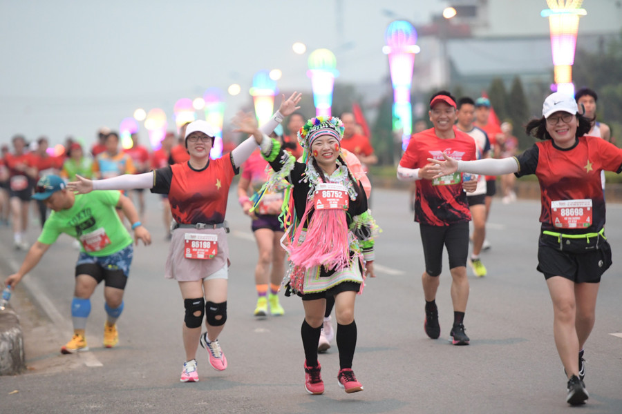 Giải Tiền Phong Marathon 2023 đã khép lại thế nhưng những cung đường tuyệt đẹp, những tình cảm của người dân thân thiện, mến khách cùng với những món ăn hấp dẫn... đã để lại những ấn tượng khó quên đối với các vận động viên, du khách. Giải Tiền Phong Marathon 2023 đã khép lại thế nhưng những cung đường tuyệt đẹp, những tình cảm của người dân thân thiện, mến khách cùng với những món ăn hấp dẫn... đã để lại những ấn tượng khó quên đối với các vận động viên, du khách.