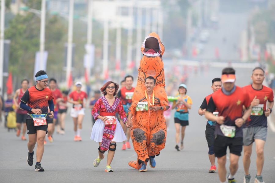 Giải Tiền Phong Marathon 2023 đã khép lại thế nhưng những cung đường tuyệt đẹp, những tình cảm của người dân thân thiện, mến khách cùng với những món ăn hấp dẫn... đã để lại những ấn tượng khó quên đối với các vận động viên, du khách. Giải Tiền Phong Marathon 2023 đã khép lại thế nhưng những cung đường tuyệt đẹp, những tình cảm của người dân thân thiện, mến khách cùng với những món ăn hấp dẫn... đã để lại những ấn tượng khó quên đối với các vận động viên, du khách.