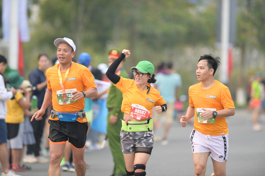 Giải Tiền Phong Marathon 2023 đã khép lại thế nhưng những cung đường tuyệt đẹp, những tình cảm của người dân thân thiện, mến khách cùng với những món ăn hấp dẫn... đã để lại những ấn tượng khó quên đối với các vận động viên, du khách. Giải Tiền Phong Marathon 2023 đã khép lại thế nhưng những cung đường tuyệt đẹp, những tình cảm của người dân thân thiện, mến khách cùng với những món ăn hấp dẫn... đã để lại những ấn tượng khó quên đối với các vận động viên, du khách.