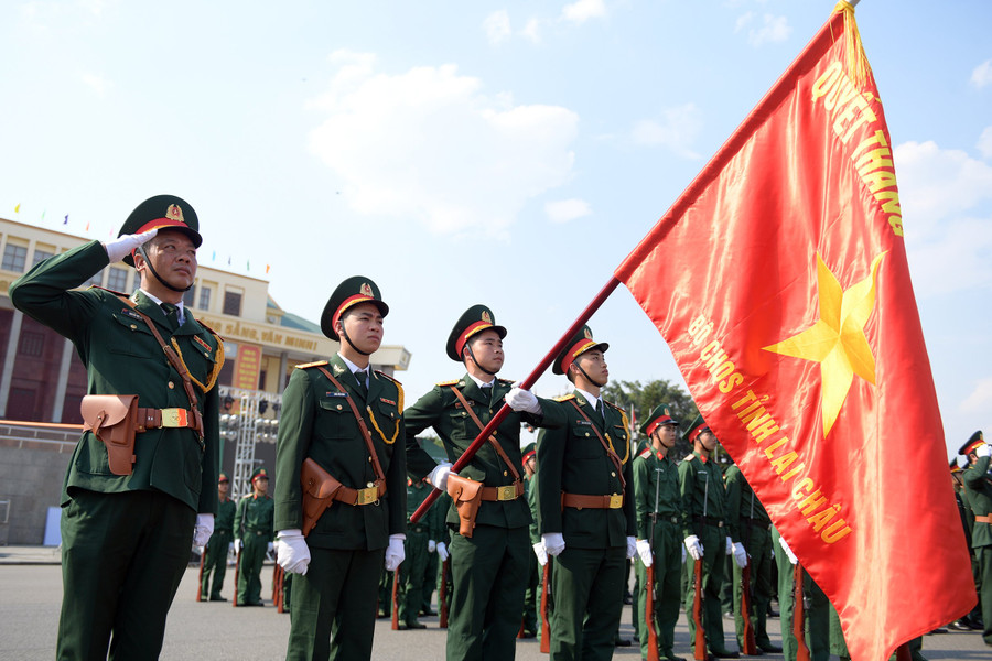 Nghi thức thượng cờ tại Quảng trường Nhân dân tỉnh Lai Châu. Nghi thức thượng cờ tại Quảng trường Nhân dân tỉnh Lai Châu.