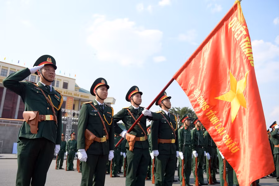 Nghi thức thượng cờ tại Quảng trường Nhân dân tỉnh Lai Châu.