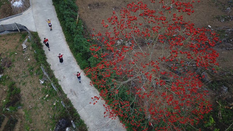 Chạy qua những cung đường vô cùng ấn tượng khiến các vận động viên rất ấn tượng với cảnh đẹp tại miền đất biên giới Lai Châu. Chạy qua những cung đường vô cùng ấn tượng khiến các vận động viên rất ấn tượng với cảnh đẹp tại miền đất biên giới Lai Châu.