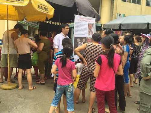 BS. Nguyễn Ngọc Chung, Phó giám đốc Bệnh viện Đa khoa Vị Xuyên ra chợ kêu gọi quyên góp tiền để giúp đỡ 2 bé song sinh BS. Nguyễn Ngọc Chung, Phó giám đốc Bệnh viện Đa khoa Vị Xuyên ra chợ kêu gọi quyên góp tiền để giúp đỡ 2 bé song sinh