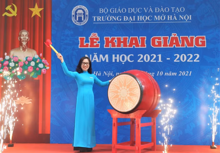 PGS.TS Nguyễn Thị Nhung – Hiệu trưởng Trường ĐH Mở Hà Nội thực hiện nghi thức đánh trống khai trường, bắt đầu một năm học mới.