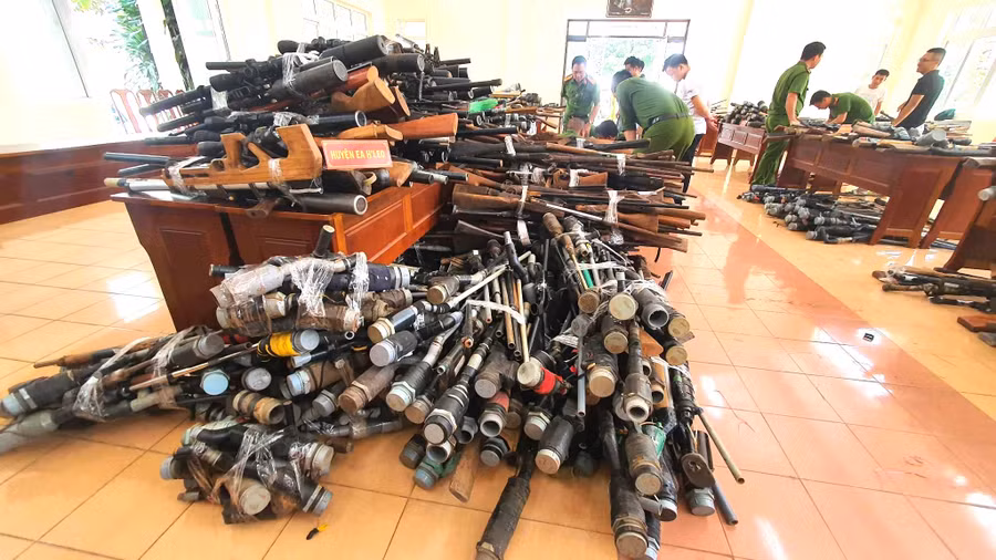 Hàng ngàn vũ khí, vật liệu nổ đã được người dân huyện Ea H'leo tự nguyện giao nộp (ảnh: TT). Hàng ngàn vũ khí, vật liệu nổ đã được người dân huyện Ea H'leo tự nguyện giao nộp (ảnh: TT).