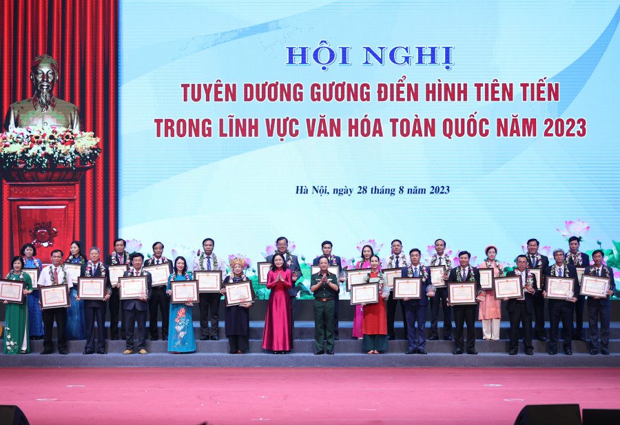 Thủ tướng trao khen thưởng cho đại diện 5 tập thể và 21 cá nhân điển hình tiên tiến - Ảnh: VGP/Nhật Bắc Thủ tướng trao khen thưởng cho đại diện 5 tập thể và 21 cá nhân điển hình tiên tiến - Ảnh: VGP/Nhật Bắc
