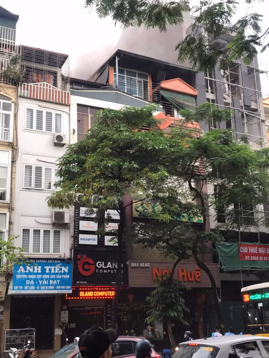 Hà Nội: Cháy lớn tại một nhà hàng trên phố Thái Hà ảnh 4