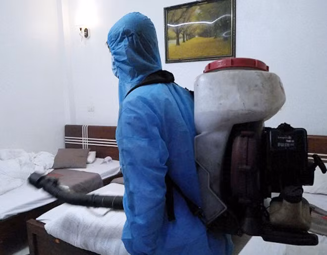 Lực lượng chức năng tiến hành phun khử khuẩn tại khách sạn Như Nguyệt 2.