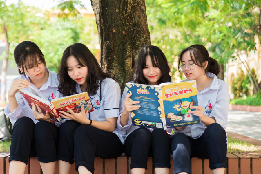 Đông đảo các bạn học sinh THPT đang sử dụng bộ sản phẩm Easy Language Đông đảo các bạn học sinh THPT đang sử dụng bộ sản phẩm Easy Language