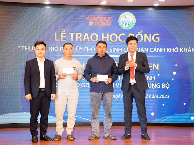 BTC trao số tiền đấu giá hỗ trợ 2 hoàn cảnh khó khăn. BTC trao số tiền đấu giá hỗ trợ 2 hoàn cảnh khó khăn.