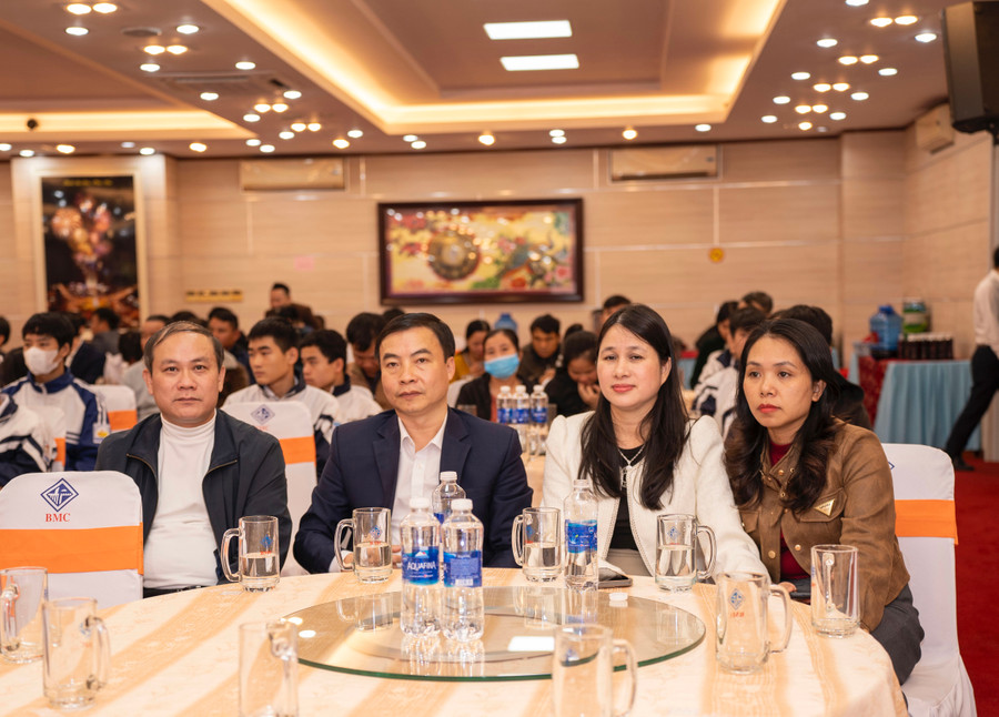 Các đại biểu tham dự Chương trình Trao học bổng "Thương trò rốn lũ". Các đại biểu tham dự Chương trình Trao học bổng "Thương trò rốn lũ".