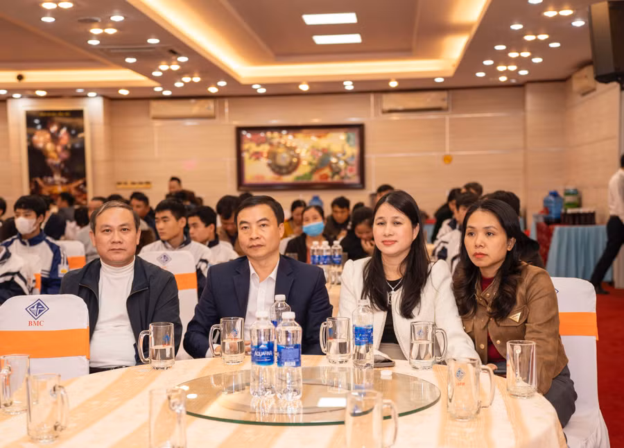 Các đại biểu tham dự Chương trình Trao học bổng "Thương trò rốn lũ".