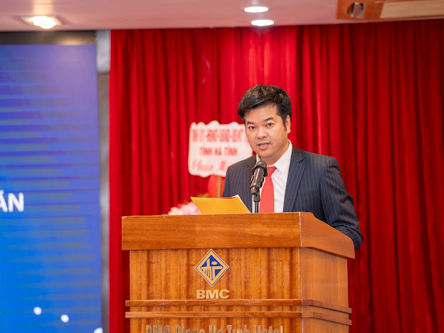 Ông Nguyễn Văn Dũng - Trưởng đại diện Văn phòng Báo GD&TĐ khu vực Bắc Trung bộ phát biểu tại Lễ trao học bổng. Ông Nguyễn Văn Dũng - Trưởng đại diện Văn phòng Báo GD&TĐ khu vực Bắc Trung bộ phát biểu tại Lễ trao học bổng.