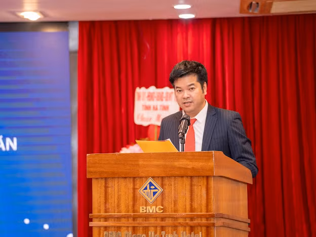 Ông Nguyễn Văn Dũng - Trưởng đại diện Văn phòng Báo GD&TĐ khu vực Bắc Trung bộ phát biểu tại Lễ trao học bổng.