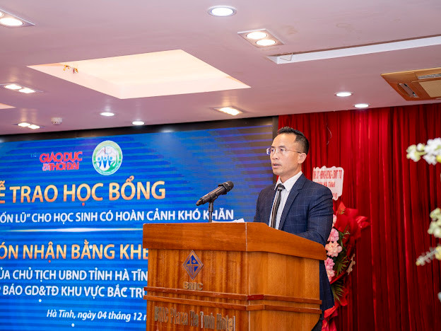 Ông Hồ Công Thắng - Đại diện Ban thi đua khen thưởng tỉnh Hà Tĩnh đọc Quyết định trao tặng Bằng khen của Chủ tịch UBND tỉnh. Ông Hồ Công Thắng - Đại diện Ban thi đua khen thưởng tỉnh Hà Tĩnh đọc Quyết định trao tặng Bằng khen của Chủ tịch UBND tỉnh.