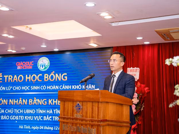 Ông Hồ Công Thắng - Đại diện Ban thi đua khen thưởng tỉnh Hà Tĩnh đọc Quyết định trao tặng Bằng khen của Chủ tịch UBND tỉnh.