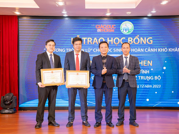 Thừa ủy quyền Chủ tịch UBND tỉnh, ông Đậu Tùng Lâm - Giám đốc sở TT&TT Hà Tĩnh trao tặng Bằng khen cho tập thể Văn phòng Báo GD&TĐ khu vực Bắc Trung bộ và cá nhân ông Nguyễn Văn Dũng - Trưởng đại diện Văn phòng, vì những đóng góp trong hoạt động an sinh xã hội trên địa bàn. Thừa ủy quyền Chủ tịch UBND tỉnh, ông Đậu Tùng Lâm - Giám đốc sở TT&TT Hà Tĩnh trao tặng Bằng khen cho tập thể Văn phòng Báo GD&TĐ khu vực Bắc Trung bộ và cá nhân ông Nguyễn Văn Dũng - Trưởng đại diện Văn phòng, vì những đóng góp trong hoạt động an sinh xã hội trên địa bàn.