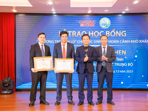 Thừa ủy quyền Chủ tịch UBND tỉnh, ông Đậu Tùng Lâm - Giám đốc sở TT&TT Hà Tĩnh trao tặng Bằng khen cho tập thể Văn phòng Báo GD&TĐ khu vực Bắc Trung bộ và cá nhân ông Nguyễn Văn Dũng - Trưởng đại diện Văn phòng, vì những đóng góp trong hoạt động an sinh xã hội trên địa bàn.