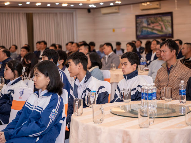 Những video về các hoàn cảnh éo le đã được Văn phòng báo GD&TĐ khu vực Bắc Trung bộ kết nối hỗ trợ gây xúc động đến đại biểu cùng học sinh có mặt tại buổi lễ. Những video về các hoàn cảnh éo le đã được Văn phòng báo GD&TĐ khu vực Bắc Trung bộ kết nối hỗ trợ gây xúc động đến đại biểu cùng học sinh có mặt tại buổi lễ.