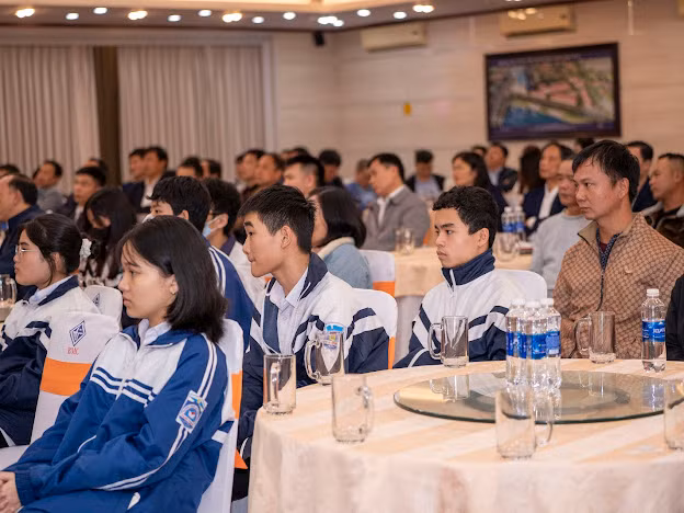 Những video về các hoàn cảnh éo le đã được Văn phòng báo GD&amp;TĐ khu vực Bắc Trung bộ kết nối hỗ trợ gây xúc động đến đại biểu cùng học sinh có mặt tại buổi lễ.