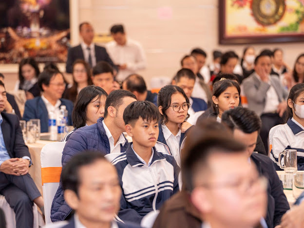 Lễ trao học bổng còn có sự hiện diện của các nhà tài trợ, giáo viên, học sinh tại 37 trường THPT nhận học bổng trong đợt này. Lễ trao học bổng còn có sự hiện diện của các nhà tài trợ, giáo viên, học sinh tại 37 trường THPT nhận học bổng trong đợt này.