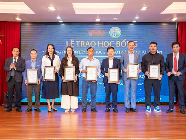 Văn phòng Báo GD&TĐ khu vực Bắc Trung bộ trao giấy chứng nhận tri ân các tấm lòng hảo tâm đã đồng hành trong các hoạt động thiện nguyện. Văn phòng Báo GD&TĐ khu vực Bắc Trung bộ trao giấy chứng nhận tri ân các tấm lòng hảo tâm đã đồng hành trong các hoạt động thiện nguyện.