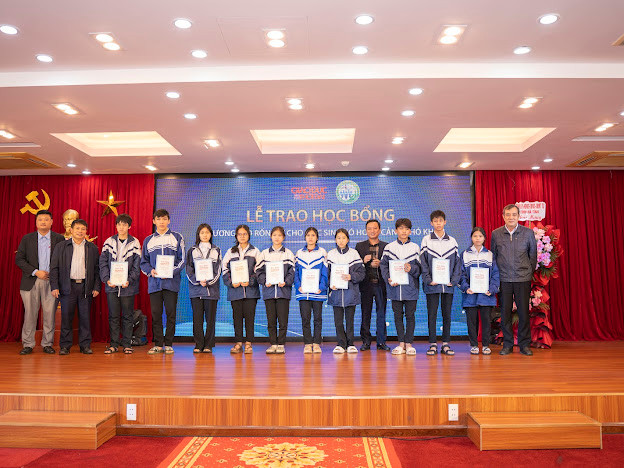 Văn phòng Báo GD&TĐ cùng lãnh đạo tỉnh Hà Tĩnh, các sở ban ngành, nhà tài trợ trao học bổng "Thương trò rốn lũ" đến 38 em học sinh trên địa bàn. Văn phòng Báo GD&TĐ cùng lãnh đạo tỉnh Hà Tĩnh, các sở ban ngành, nhà tài trợ trao học bổng "Thương trò rốn lũ" đến 38 em học sinh trên địa bàn.