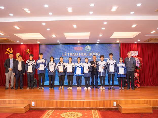 Văn phòng Báo GD&amp;TĐ cùng lãnh đạo tỉnh Hà Tĩnh, các sở ban ngành, nhà tài trợ trao học bổng "Thương trò rốn lũ" đến 38 em học sinh trên địa bàn.