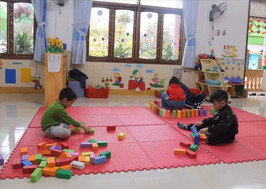 Học sinh mầm non Quảng Trị lắp ghép các mô hình.