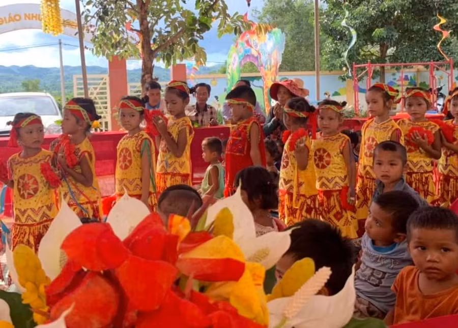 Học sinh Trường Mầm non xã Húc trong ngày khánh thành điểm trường mới.