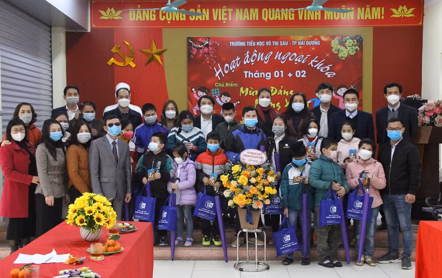 Học sinh Trường tiểu học Võ Thị Sáu (TP Hải Dương) nhận quà Tết