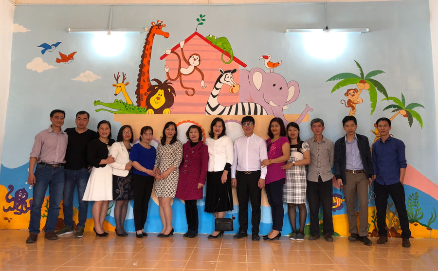 Các thầy cô bên bức tranh vẽ tặng nhà trường Các thầy cô bên bức tranh vẽ tặng nhà trường