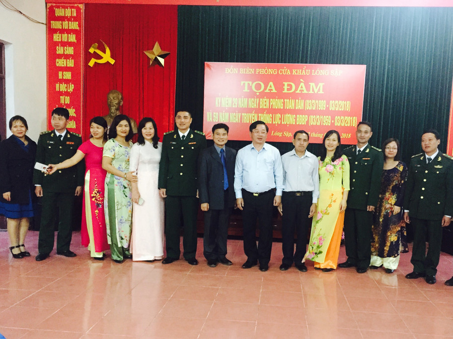 Các thầy cô giáo và chiến sĩ biên phòng tại buổi giao lưu Các thầy cô giáo và chiến sĩ biên phòng tại buổi giao lưu