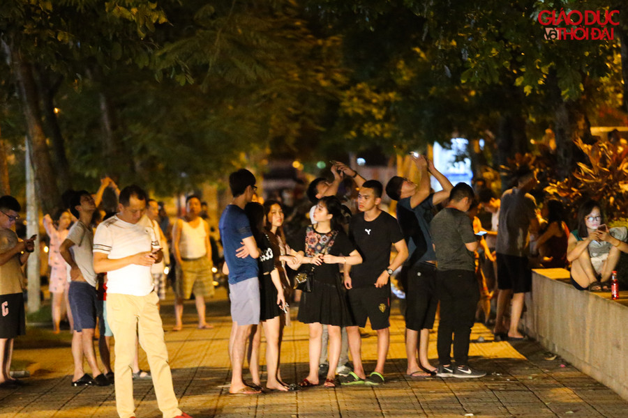 Nhiều người dân đã nhanh chóng chạy xuống dưới sảnh toà nhà