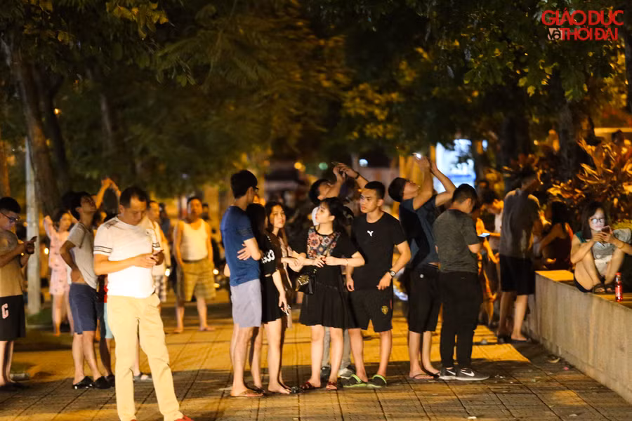 Nhiều người dân đã nhanh chóng chạy xuống dưới sảnh toà nhà